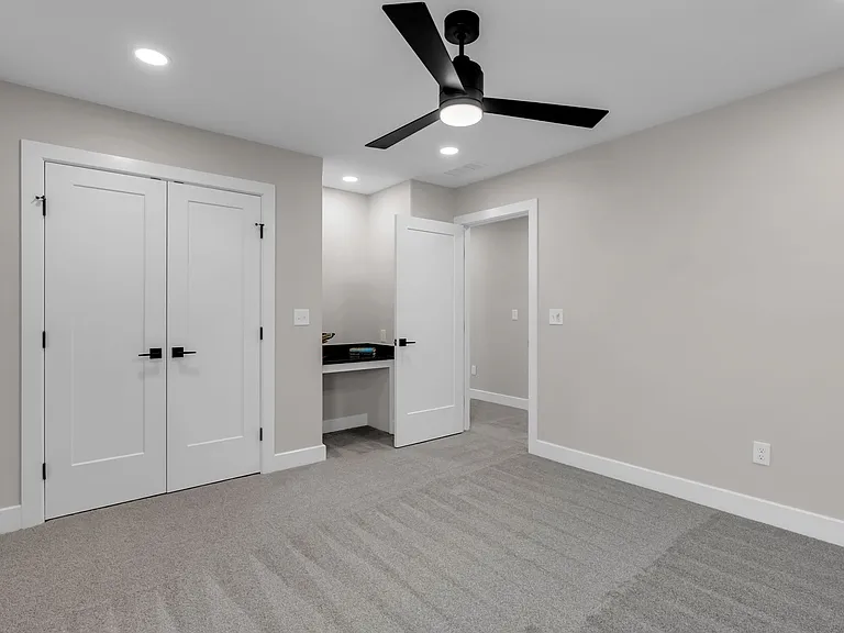 2142 E Beaumont St — Photo 30