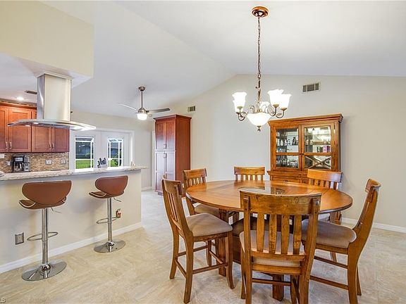 4th image of 809 SE 4th Pl