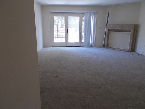 3rd image of 11 Somersett Dr #11