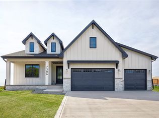 17306 Springbrook Trl, Urbandale, IA 50323