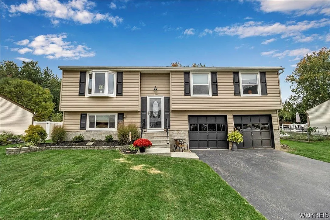 1320 Tanglewood Dr photo 1