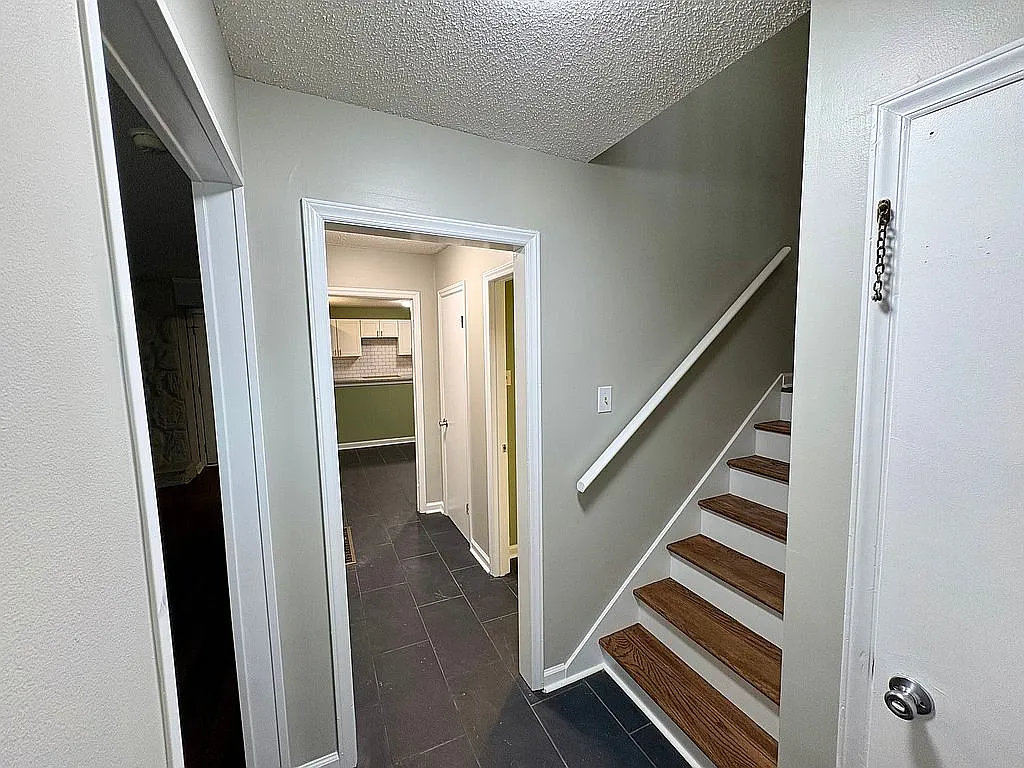 3 bed, 2.5 bath, 1600 sqft, $1,900 — Photo 4