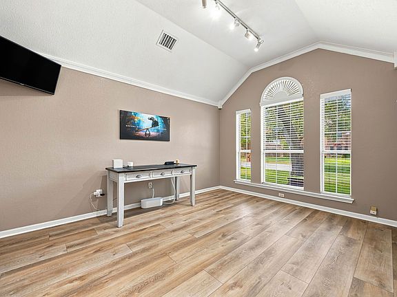 5th image of 706 Sycamore Creek Rd