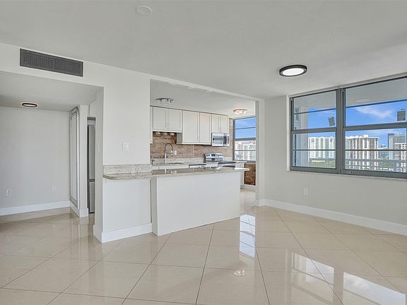 3rd image of 18041 Biscayne Boulevard #1805-4