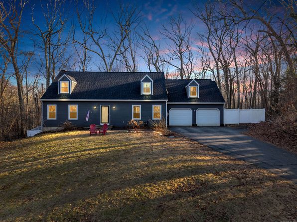 36 Robinhood Dr, Gales Ferry, CT 06335