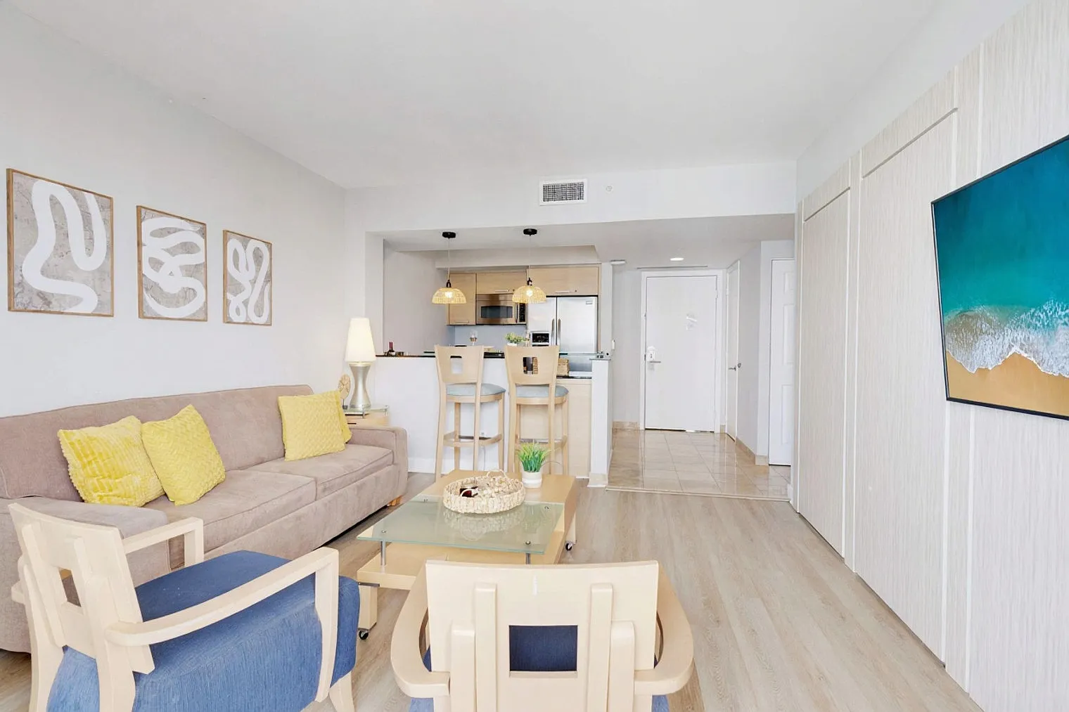 1 bed, 1.0 bath, 699 sqft, $3,874 — Photo 2