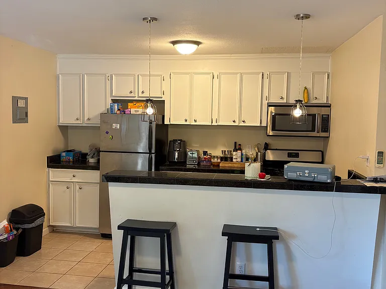 Full Kitchen with breakfast/dinner bar.