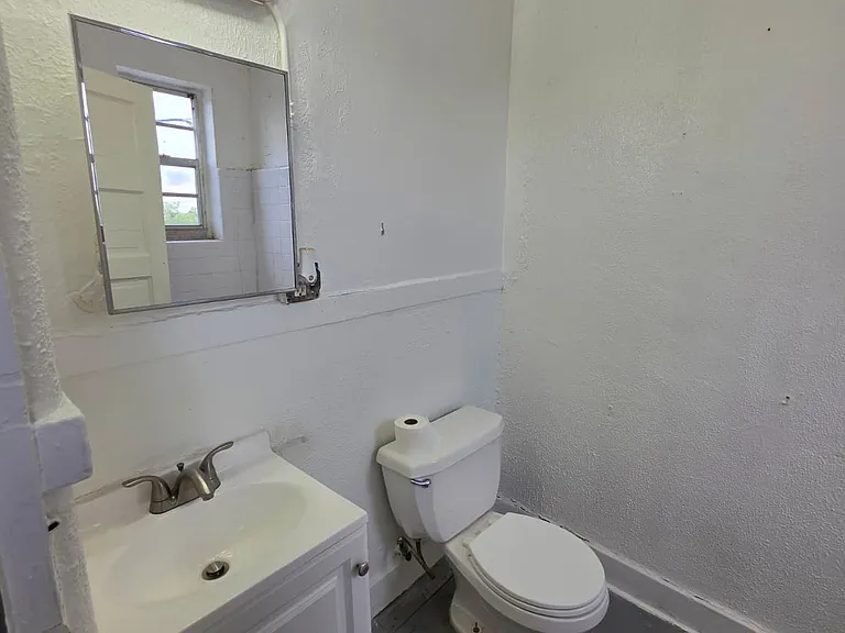 1603 SW 8th St #8 — Photo 6