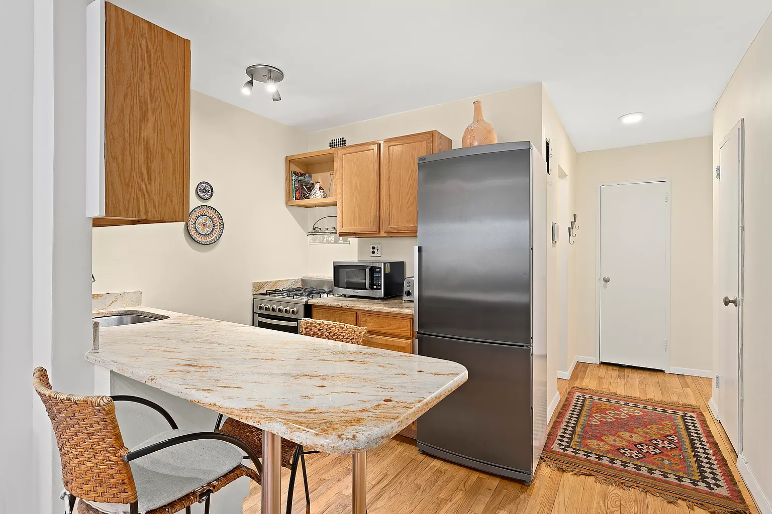 229 E 28th St APT 4C photo 1