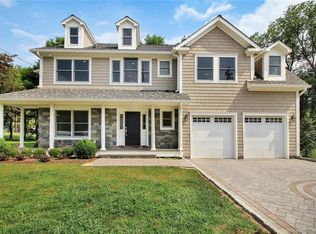 11 Brewster Pl, Trumbull, CT 06611