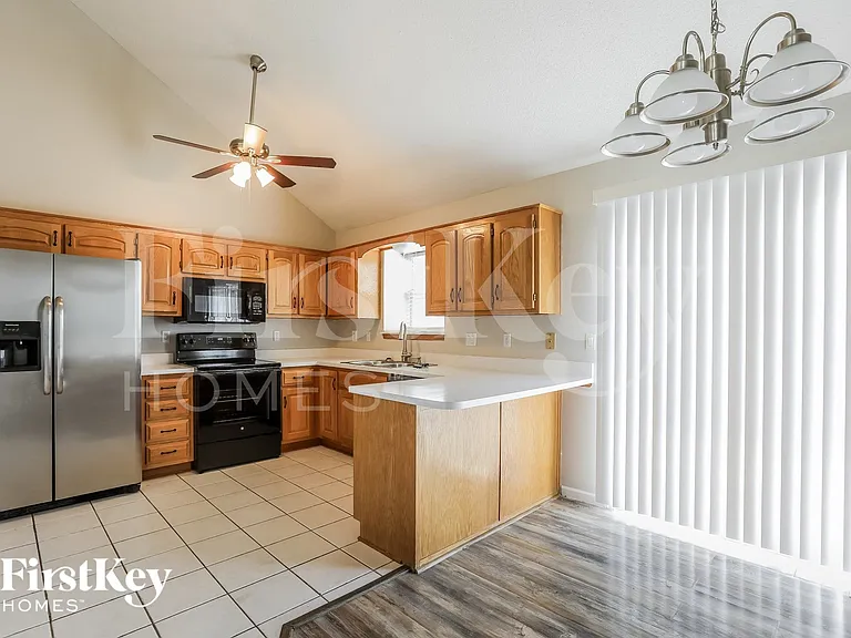 1603 Johnston Dr — Photo 5