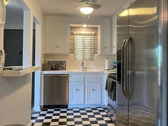 3rd image of 937 D Ave