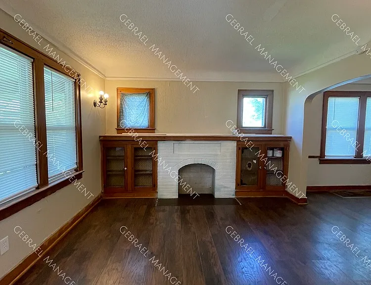916 Perry St — Photo 5