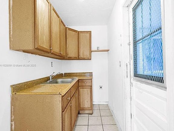 4th image of 1400 NE 173rd St