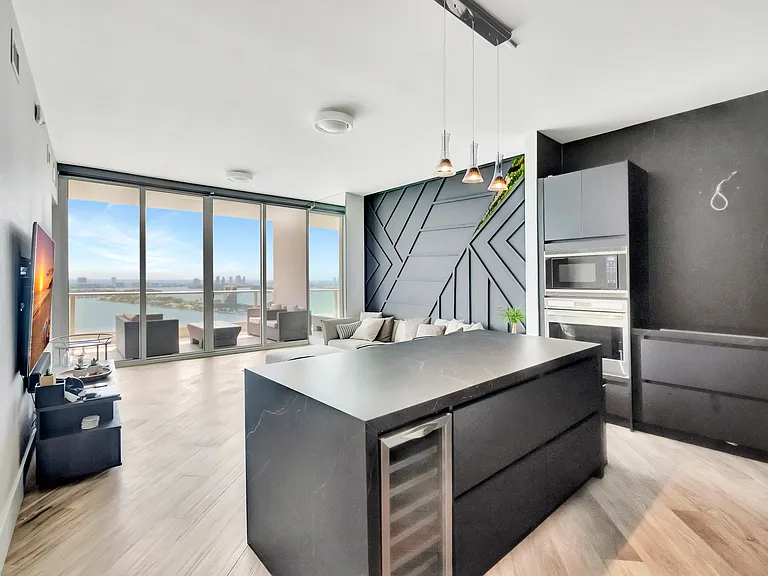 2020 N Bayshore Dr #3409 — Photo 4