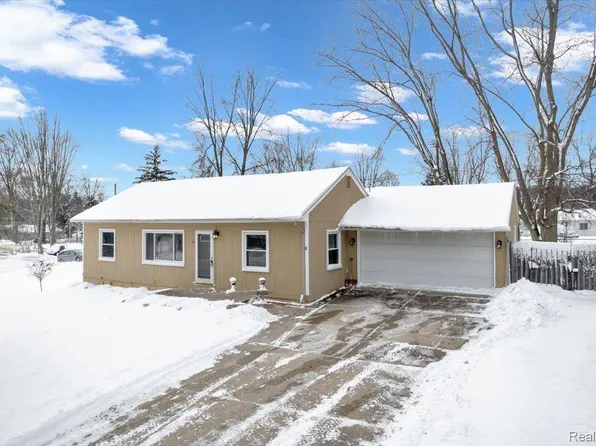 8655 N Eston Rd, Clarkston, MI 48348