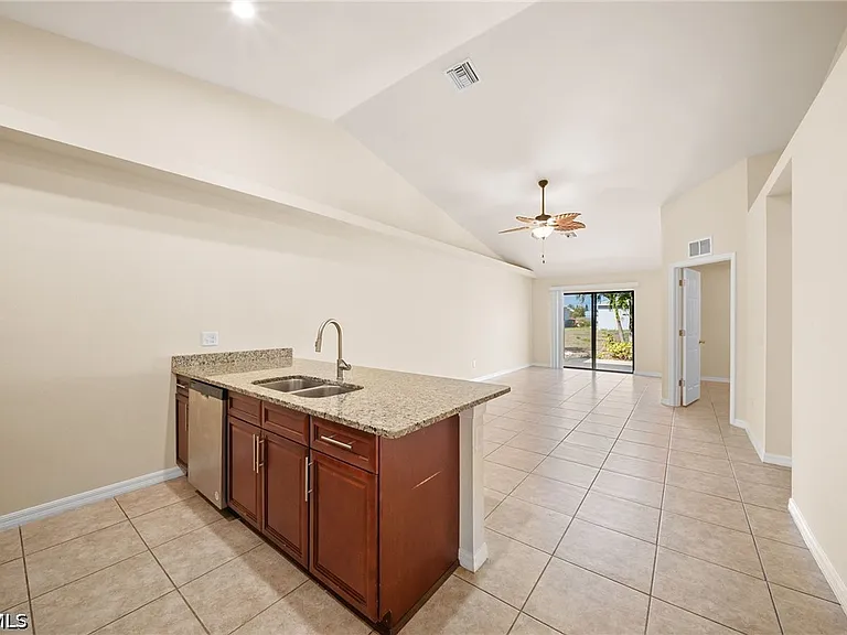 2820 SW 7th Pl — Photo 7