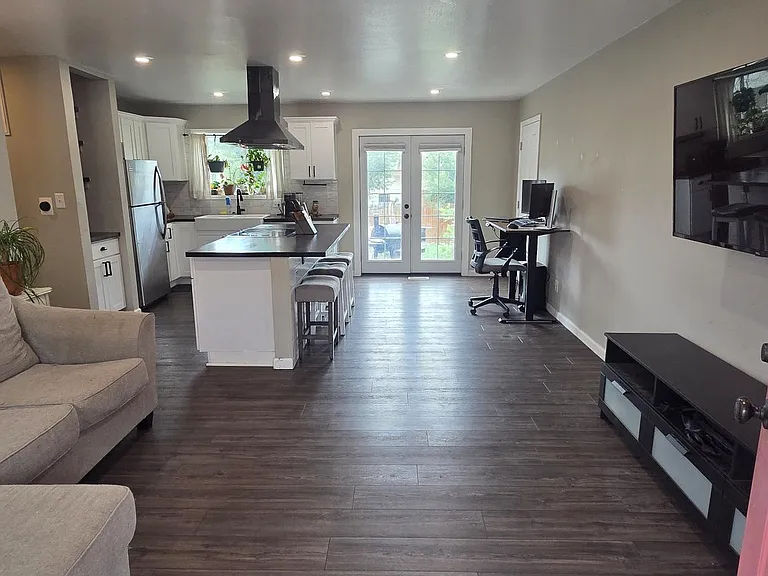 2104 Whitewood Dr — Photo 2