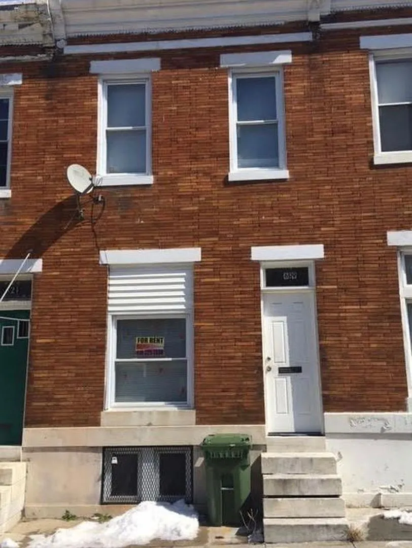 Spacious Rooms! W/D Hook Up! Available Now! — Photo 2