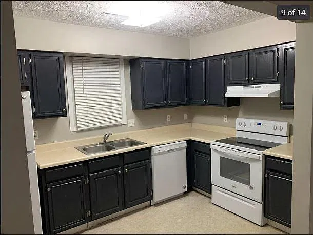 3320 N Lincoln Ave — Photo 1