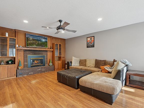 2nd image of 202 W Warren St