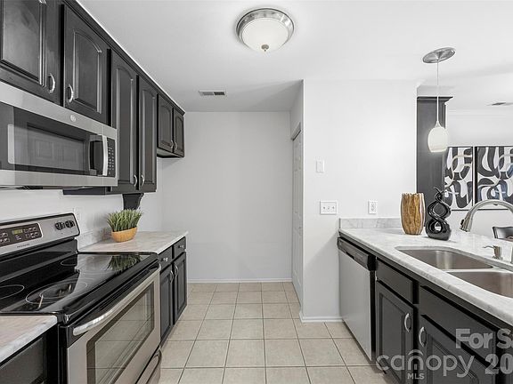5th image of 907 Southwest Dr