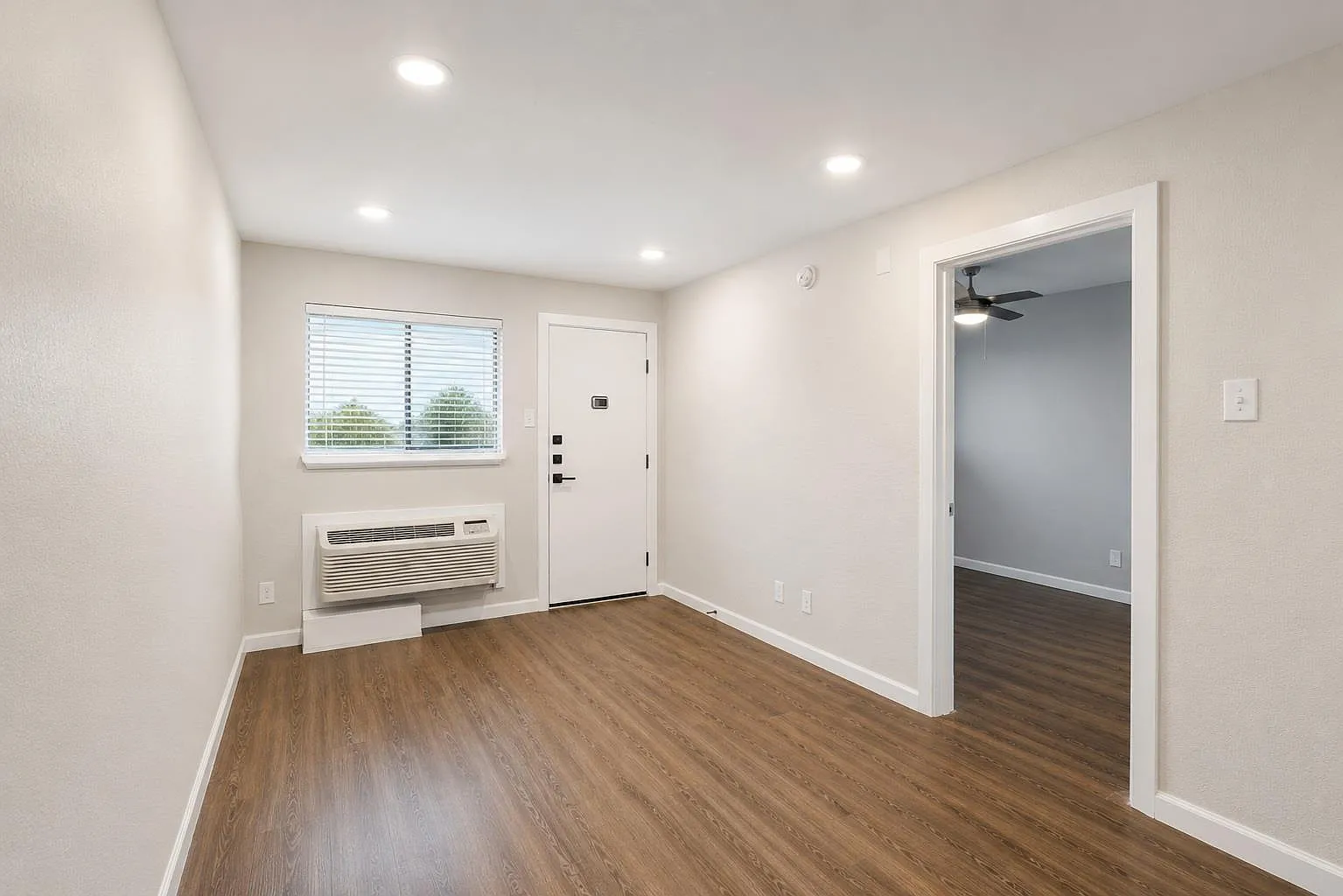 1 bed, 1.0 bath, 351 sqft, $799 — Photo 2