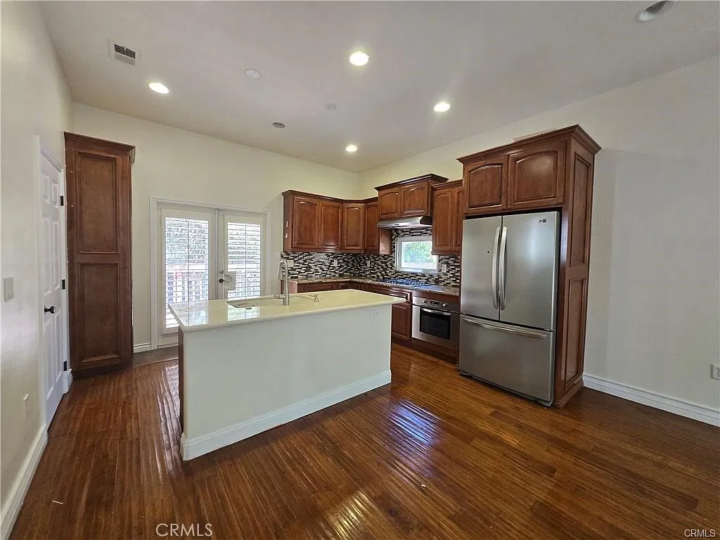 3 bed, 2040 sqft, $4,375 — Photo 3