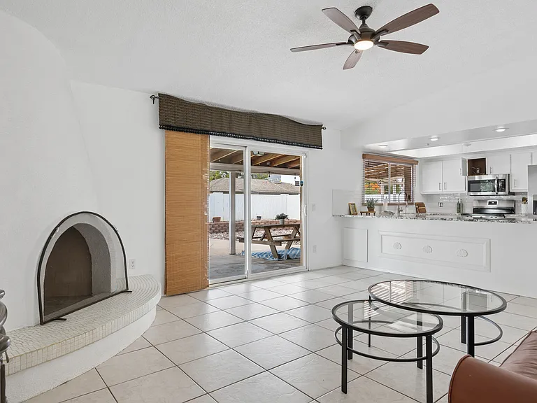 2319 E Loma Vista Dr — Photo 11