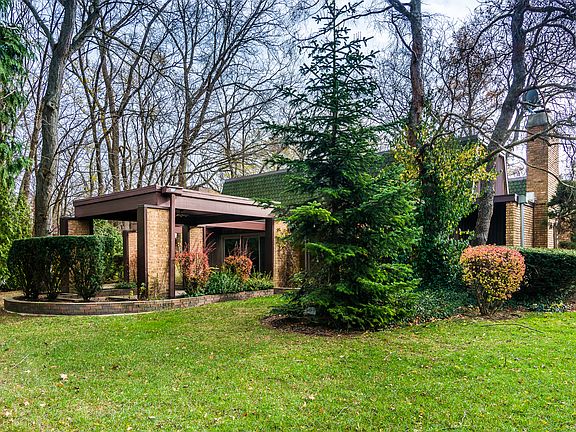2nd image of 42 Oxford Dr