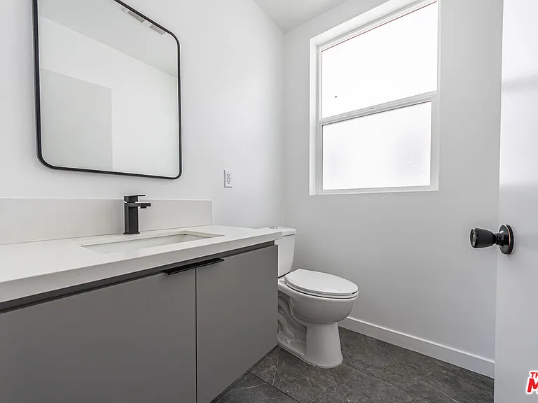 6702 Balboa Blvd #1 — Photo 22