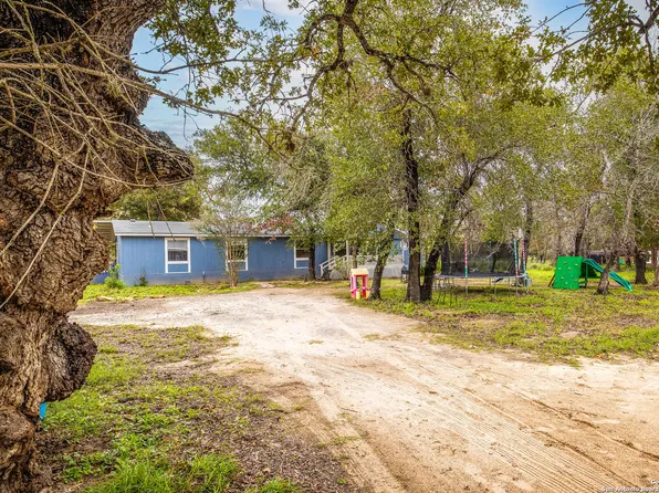 936 Eagle Creek Dr, Floresville, TX 78114