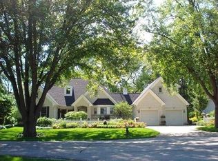 300 Maple Ln, Geneva, IL 60134