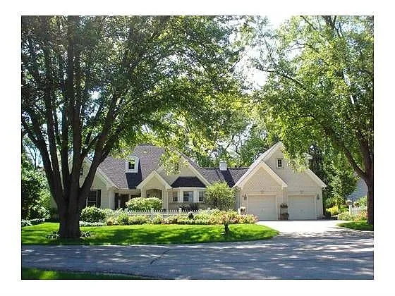 300 Maple Ln photo 1