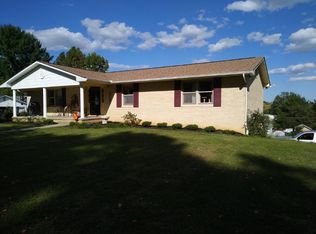 943 Hilltop Dr, Jacksboro, TN 37757