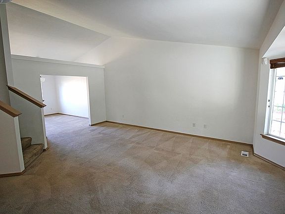 5th image of 907 Gina Ct SE