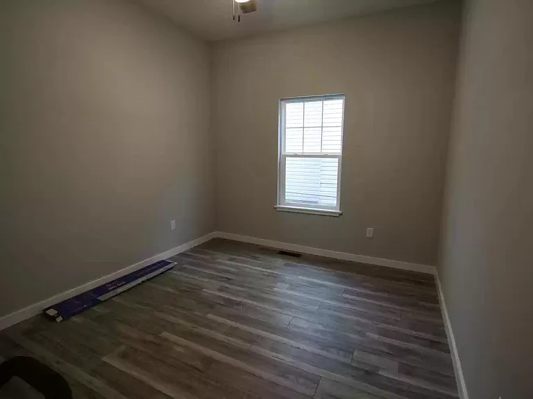 928 W Elm St — Photo 5