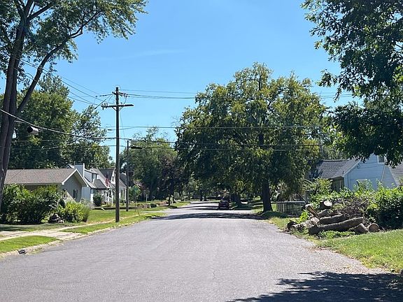 4th image of 909 Oxford Ave