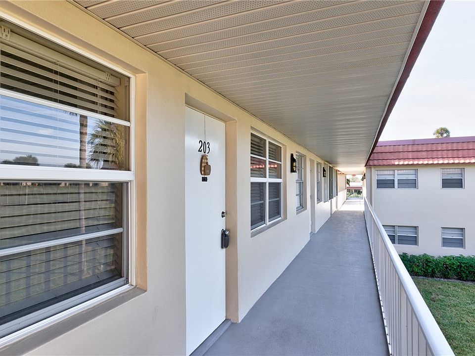 1st image of 40 Woodland Dr APT 203