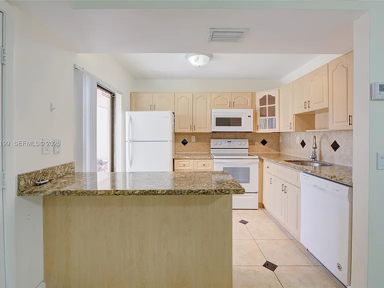 20160 NE 3rd Ct #3 — Photo 5