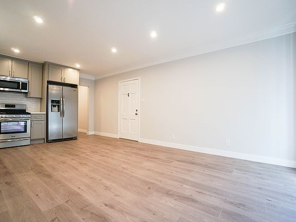 3rd image of 858 S Westmoreland Ave #1