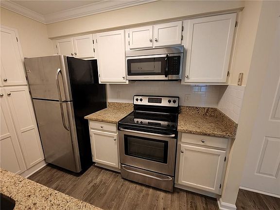 5th image of 4107 Pine Heights Dr NE