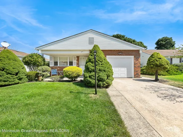 3 Roxton Place, Toms River, NJ 08757