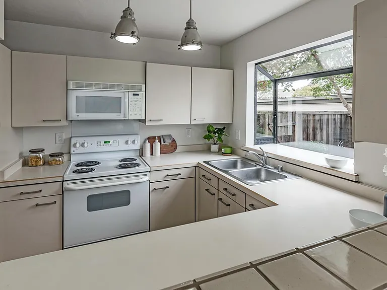 700 Chiquita Ave #6 — Photo 4