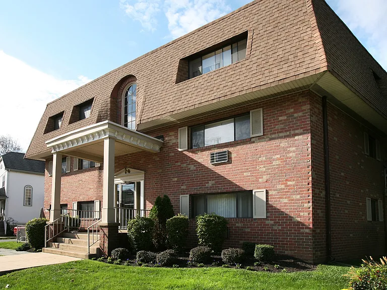 Lincoln Court Apartments — Photo 7