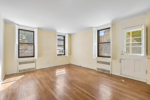 Sold by Thomas Lipovetsky, LREB | media 27