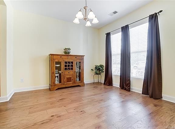 5th image of 260 Oakbourne Ln