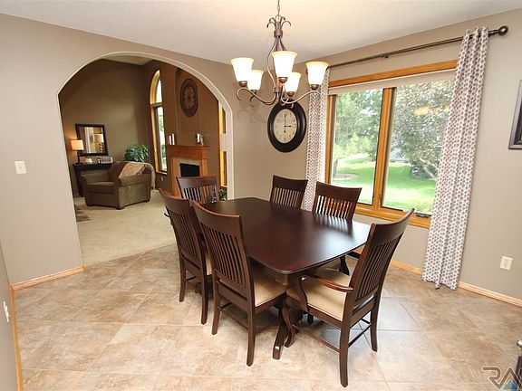 5th image of 105 W Carmel Ln