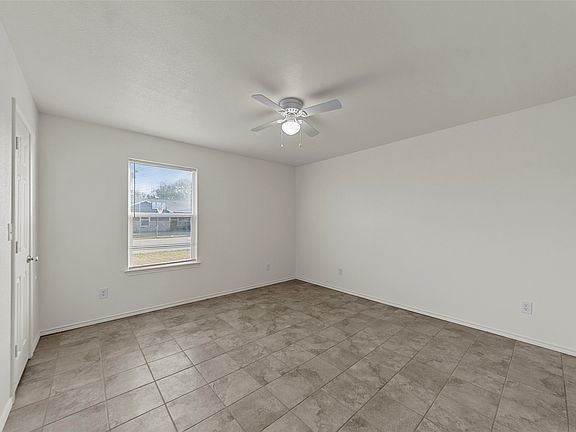 3rd image of 413 Whitney Ct