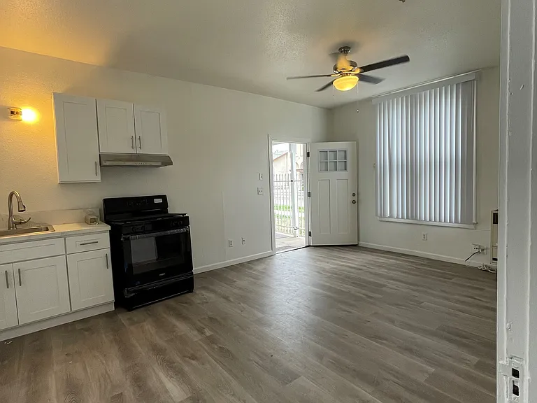 138 W Tulare Ave — Photo 5